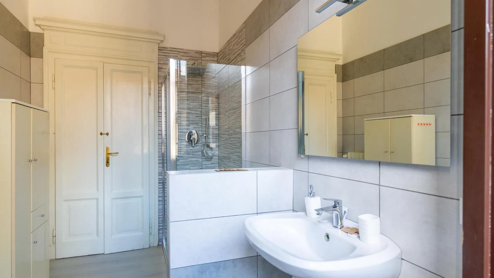 Apartment Milano Duomo Centro 10 Min-Linate 10 Min -Lumiere Harmony Maison- Italy